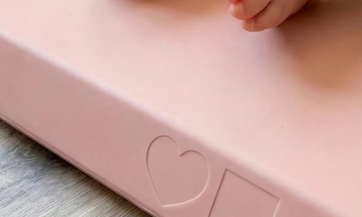 Przewijak: wybór, który ma znaczenie. Dlaczego pianka integralna wygrywa z ceratą i materiałem?