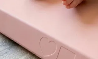 Przewijak: wybór, który ma znaczenie. Dlaczego pianka integralna wygrywa z ceratą i materiałem?